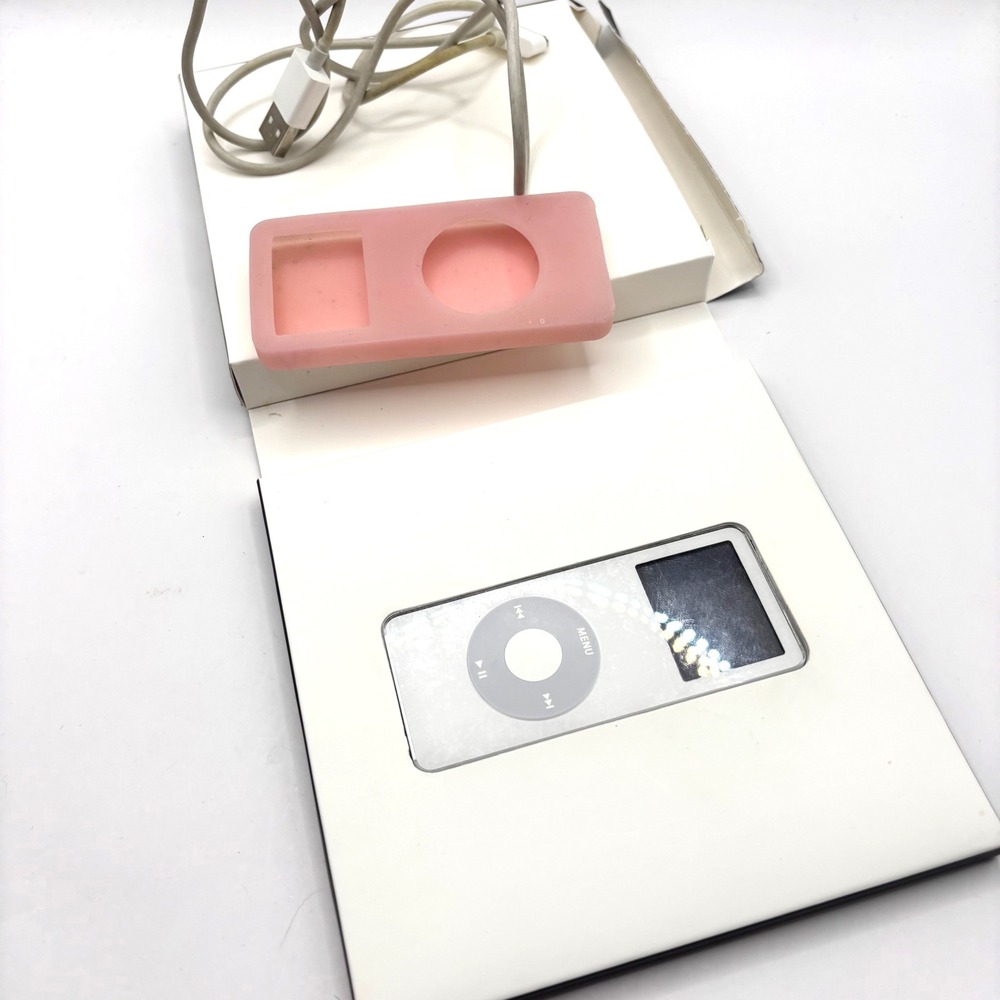 Apple iPod Nano 1st Generation 2GB White Model A1137 with Box and Case Vintage